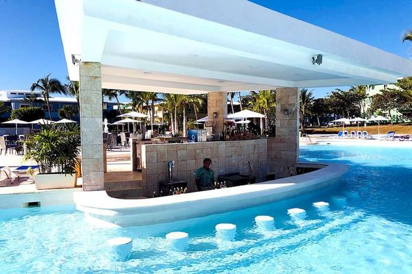 Poolbar im Senator Puerto Plata Spa Resort mit einem Barkeeper