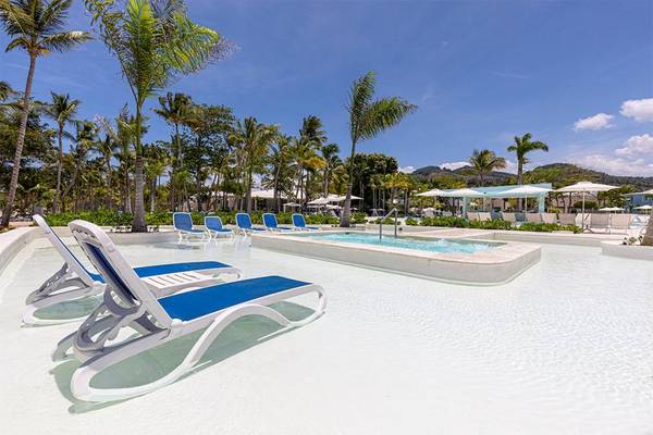 Pool mit Lounge-Sesseln im Senator Puerto Plata Spa Resort