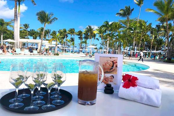 Poolbereich des Senator Puerto Plata Spa Resorts mit Getränken und Liegestühlen.