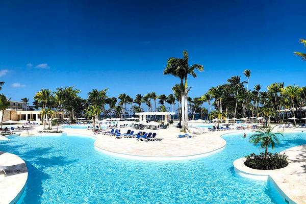 Außenpool des Senator Puerto Plata Spa Resorts mit Palmen und Liegestühlen