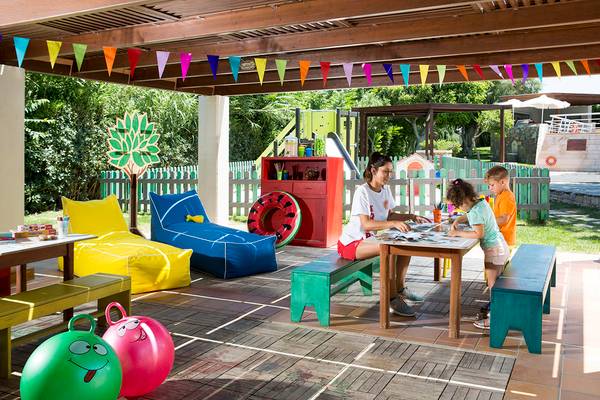 Agapi Beach Resort Kinderspielbereich mit bunten Möbeln und bunten Bällen.