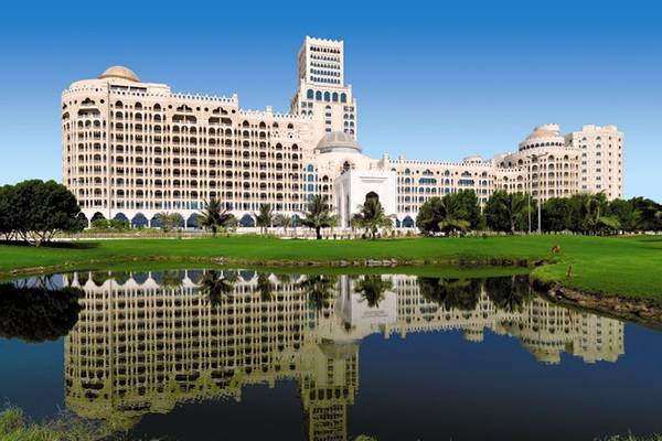 Das Waldorf Astoria Ras Al Khaimah Hotel mit seiner architektonischen Pracht und Wasserreflexion.