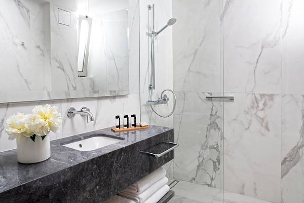 Agapi Beach Resort Badezimmer mit Dusche und Spiegel