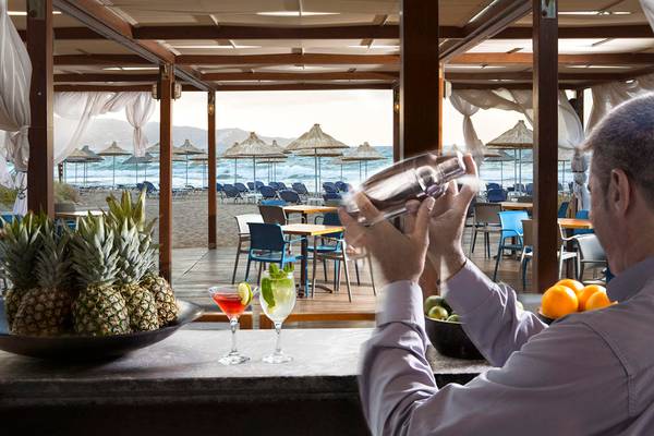 Cocktailbar mit Blick auf das Meer und eine Strandbar im Agapi Beach Resort