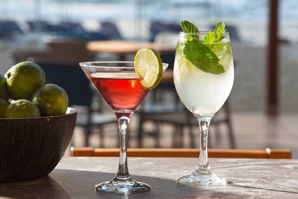Zwei Cocktails auf einem Tisch im Freien des Agapi Beach Resorts.