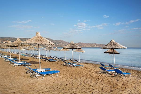 Strand des Agapi Beach Resort mit vielen Liegen und Sonnenschirmen