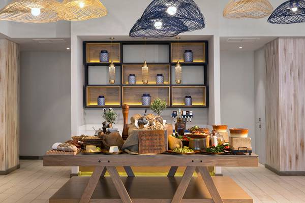 Gesundes Frühstücksbuffet im Agapi Beach Resort mit verschiedenen Obst, Gemüse und Käsesorten.
