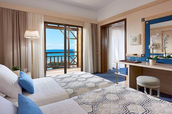 Doppelzimmer mit Meerblick im Aldemar Olympian Village mit zwei Betten, Balkon und Meersicht.