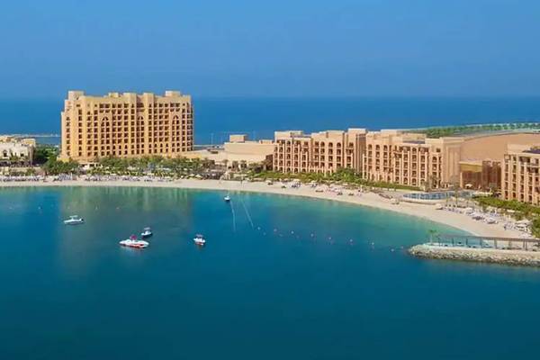 Luftaufnahme des DoubleTree by Hilton Resort & Spa Marjan Island mit mehreren Gebäuden und Booten im Wasser