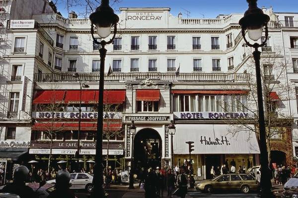 Außenansicht des Best Western Hotel Ronceray Opera in Paris mit roten Vorhängen und vielen Menschen auf der Straße.