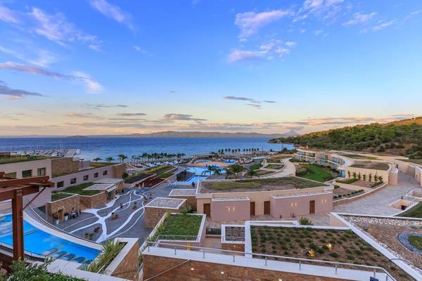 Luftaufnahme des Miraggio Thermal Spa Resorts mit Blick auf das Meer und die Anlage.
