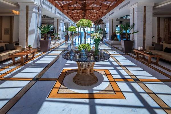Lobby des Miraggio Thermal Spa Resorts mit hölzerner Decke und Pflanzen