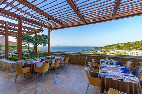 Restaurantterrasse des Miraggio Thermal Spa Resorts mit Blick auf das Meer