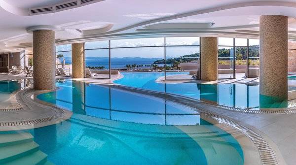Innenpool im Miraggio Thermal Spa Resort mit Blick auf das Meer
