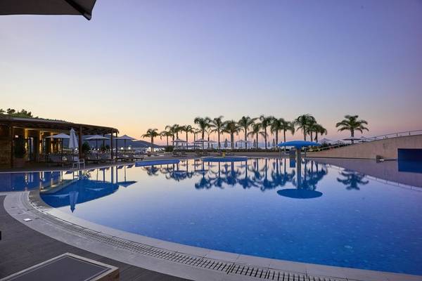 Ein Swimmingpool im Miraggio Thermal Spa Resort bei Sonnenuntergang.