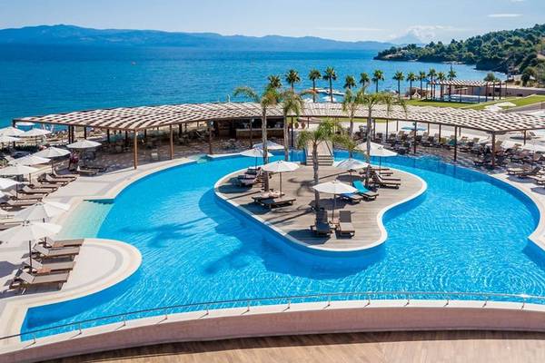 Luftaufnahme des Poolbereichs im Miraggio Thermal Spa Resort mit mehreren Sonnenliegen und Schirmen.