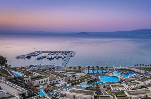 Luftaufnahme des Miraggio Thermal Spa Resorts mit mehreren Swimmingpools und einem Hafen.