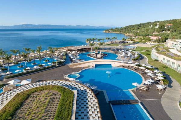 Luftaufnahme des Miraggio Thermal Spa Resorts mit mehreren Swimmingpools und Sonnenliegen am Strand