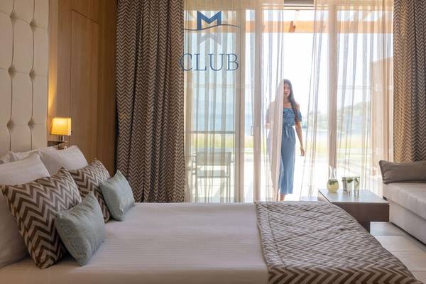 Schlafzimmer im Miraggio Thermal Spa Resort Club mit Blick auf den Ozean