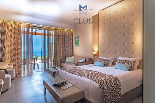 Miraggio Thermal Spa Resort Zimmer mit Meerblick, Bett, Sofa und Balkon