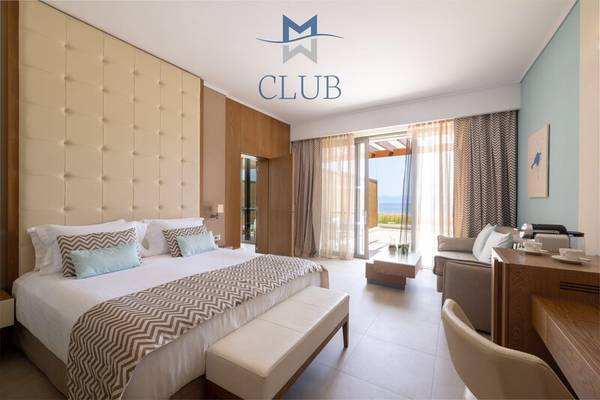 Innenansicht der Club Suite im Miraggio Thermal Spa Resort mit Blick auf das Meer.