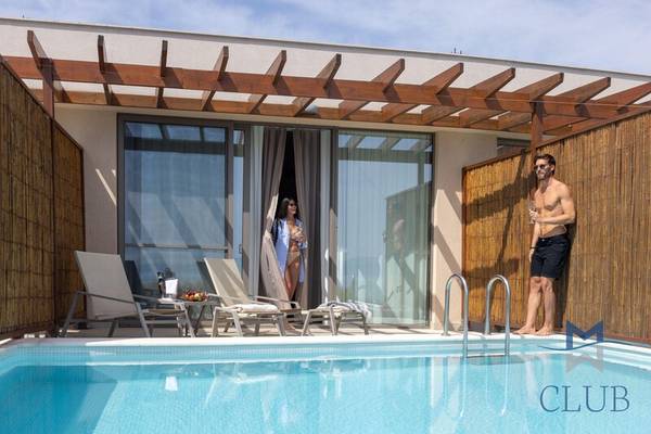 Mann und Frau auf der Terrasse des Miraggio Thermal Spa Resorts neben einem Pool