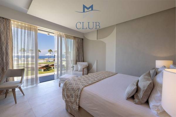 Club Zimmer im Miraggio Thermal Spa Resort mit Blick auf das Meer und eine Terrasse.