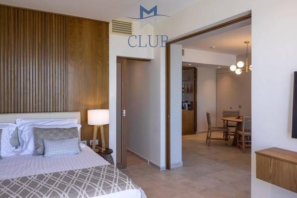 Schlafzimmer im Miraggio Thermal Spa Resort Club mit offenem Bereich zum Esszimmer