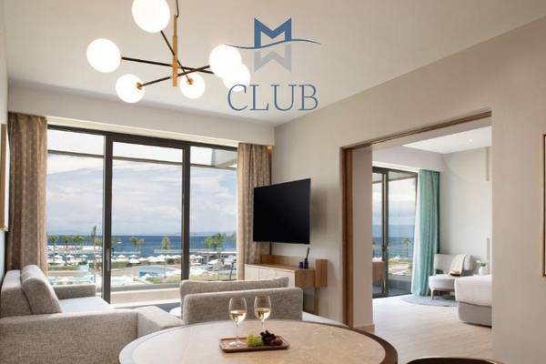 Innenansicht der Club Suite im Miraggio Thermal Spa Resort mit Meerblick, Fernseher und Couch.
