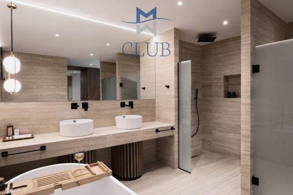 Das Badezimmer im Miraggio Thermal Spa Resort Club mit zwei Waschbecken und einer Badewanne.