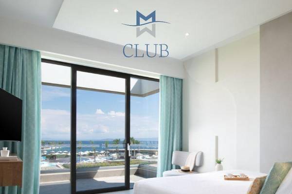 Innenansicht der Club-Zimmer im Miraggio Thermal Spa Resort mit Aussicht auf das Meer
