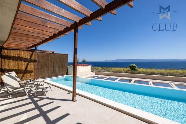 Pool-Terrasse im Miraggio Thermal Spa Resort mit Blick auf das Meer.