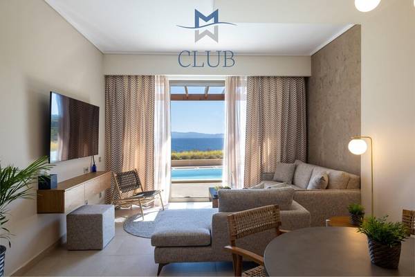 Wohnzimmer im Miraggio Thermal Spa Resort mit Blick auf das Meer und den Pool.