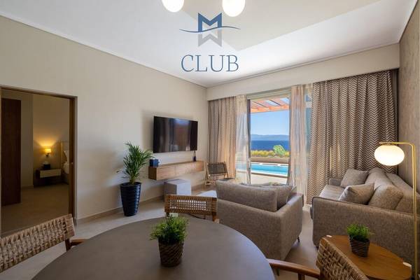Club-Lounge des Miraggio Thermal Spa Resorts mit Blick auf den Pool.