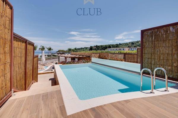 Außenpool im Miraggio Thermal Spa Resort Club mit Blick auf den Strand