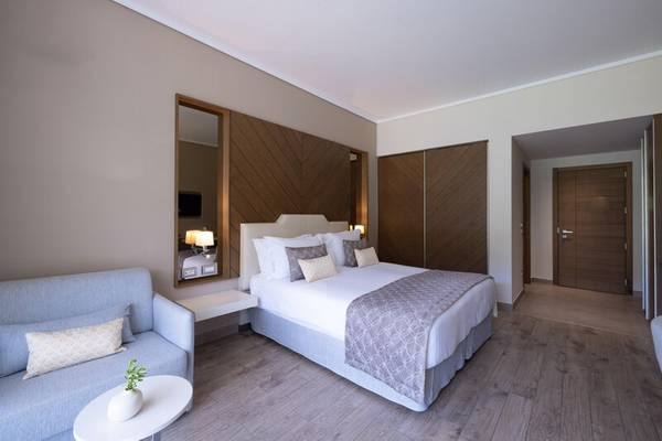 Schlafzimmer im Miraggio Thermal Spa Resort mit großem Bett, Sofa und Nachttisch