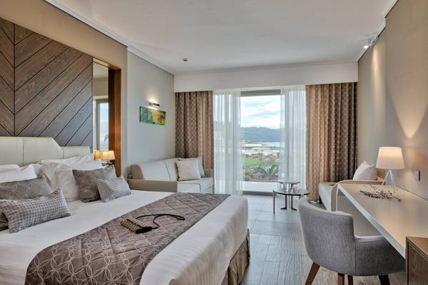 Hotelzimmer im Miraggio Thermal Spa Resort mit großem Bett und Aussicht