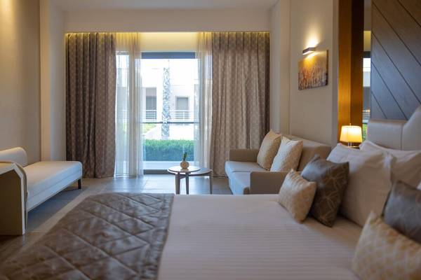 Miraggio Thermal Spa Resort Hotelzimmer mit Bett, Sofa, Tisch und Fenstern.