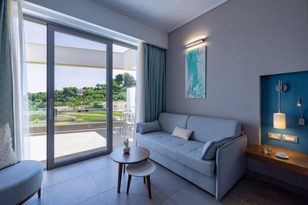 Ein Hotelzimmer im Miraggio Thermal Spa Resort mit einer Couch, einem Tisch und einem Balkon.