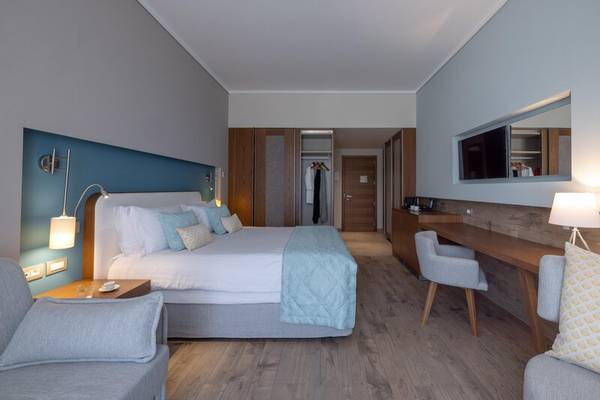 Schlafzimmer im Miraggio Thermal Spa Resort mit großem Bett, Nachttischen und Schreibtisch.