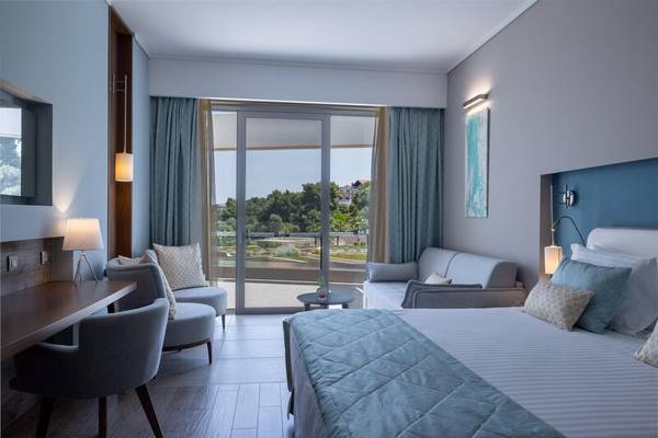 Hotelzimmer im Miraggio Thermal Spa Resort mit Blick auf einen Garten und Landschaft