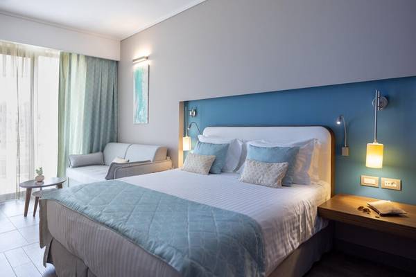 Hotelzimmer des Miraggio Thermal Spa Resorts mit einem Bett, Sofa und Blick auf die Stadt.
