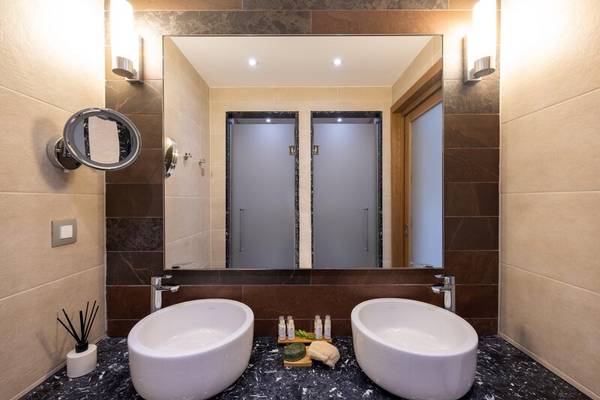 Badezimmer im Miraggio Thermal Spa Resort mit zwei Waschbecken und einem Spiegel.