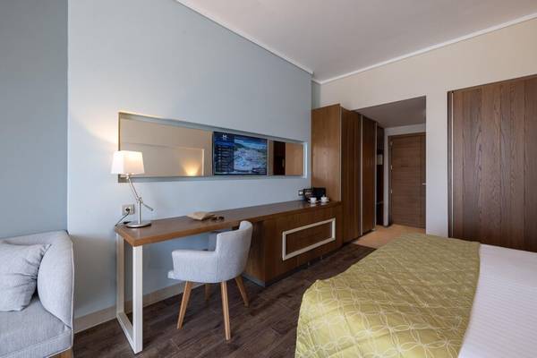 Hotelzimmer im Miraggio Thermal Spa Resort mit Schreibtisch, Stuhl, Fernseher und Bett