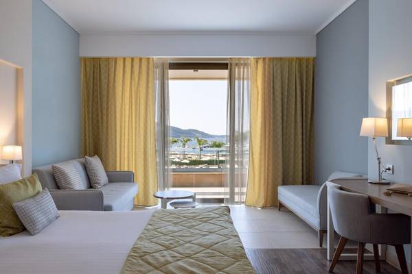 Innenansicht eines Hotelzimmers im Miraggio Thermal Spa Resort mit Blick auf einen Pool und Berge