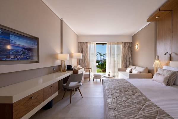 Ein modernes Hotelzimmer im Miraggio Thermal Spa Resort mit einem großen Bett, Schreibtisch und Aussicht.