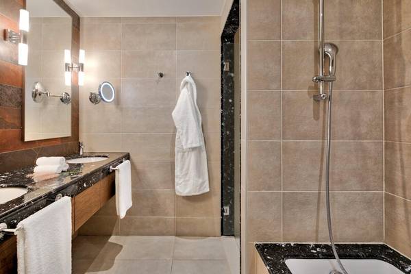 Badezimmer im Miraggio Thermal Spa Resort mit Waschbecken, Spiegel und Dusche