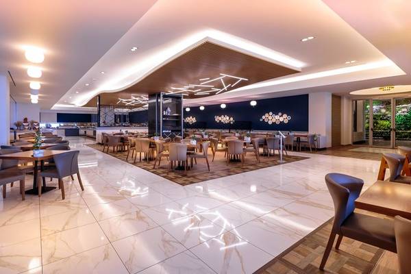 Innenbereich des Restaurants im Miraggio Thermal Spa Resort mit modernen Möbeln und Beleuchtung.