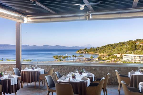 Terrasse des Miraggio Thermal Spa Resorts mit Blick auf das Meer und die Berge