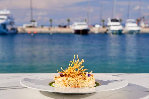 Gerecht am Miraggio Thermal Spa Resort mit Hafen im Hintergrund